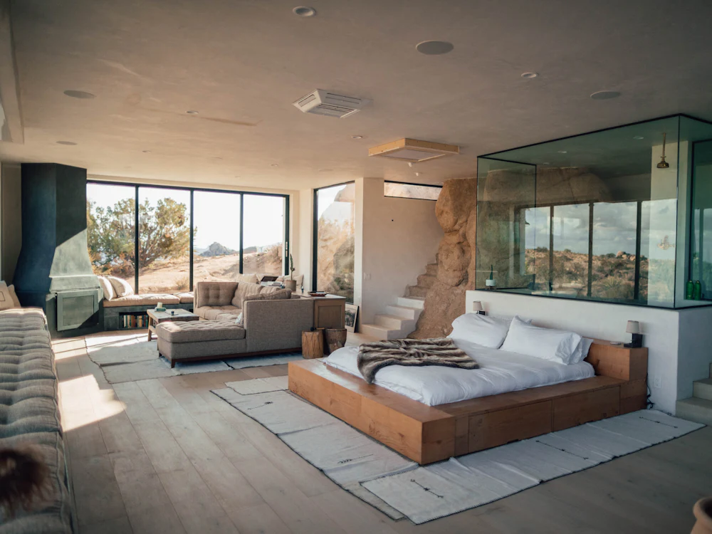 Uvendra suite with an open-plan bedroom and bath